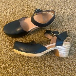 Dansko size 35 clogs in black and brown
